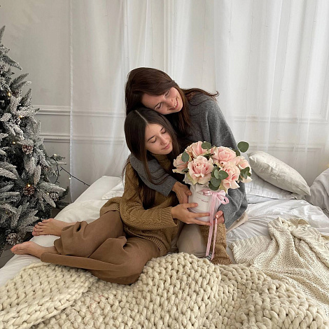 Розы  в шляпной коробке