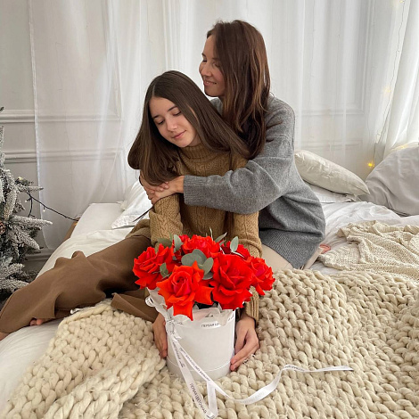 Розы в шляпной коробке