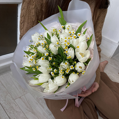 Букет из тюльпанов и танацетума