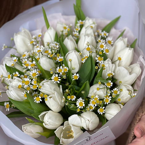 Букет из тюльпанов и танацетума