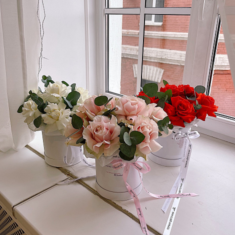 Композиция из французских роз в розовом цвете