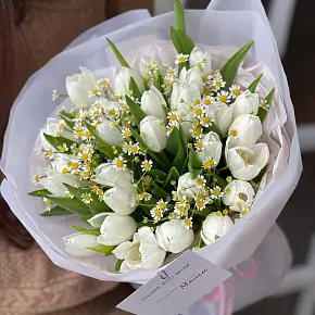 Букет из тюльпанов и танацетума